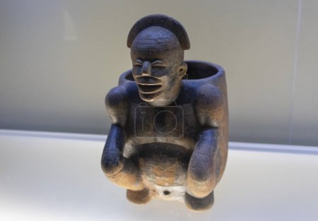 Foto de Antigua vasija de cerámica antropomórfica indígena en el museo de oro - Imagen libre de derechos