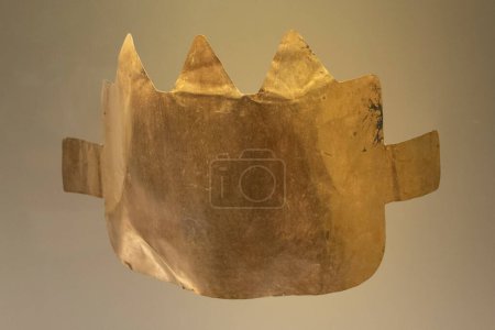 Foto de Antiguo brazalete indigno de oro en el museo dorado colombiano - Imagen libre de derechos