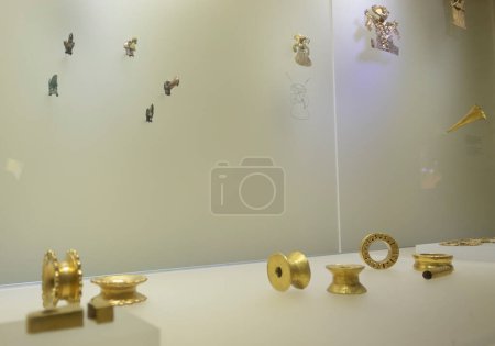 Foto de Museo de oro colombiano escaparate con pendientes de oro y ampliaciones de oreja en un escaparate - Imagen libre de derechos