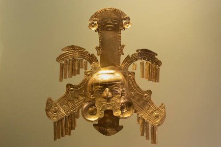 Foto de Chamán colombiano cultura yotoco antigua pectoral de oro en el museo de oro - Imagen libre de derechos