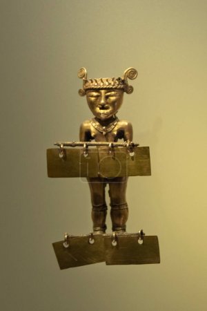 Foto de Hermosa figura dorada indígena en el museo dorado colombiano - Imagen libre de derechos