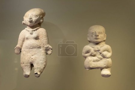 Foto de Dos antiguos jarrones de cerámica de cultura tumaco autóctona en el museo dorado - Imagen libre de derechos