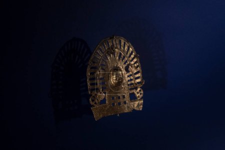 Foto de Antigua figura cacique de oro muisca en el museo de oro - Imagen libre de derechos