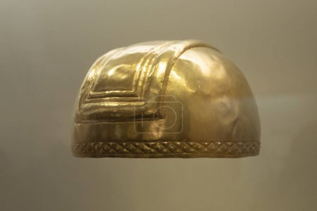 Foto de Antiguo casco indígena de oro en el museo de oro - Imagen libre de derechos