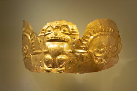 Foto de Tumaco cultura cacique corona de oro en el museo de oro - Imagen libre de derechos