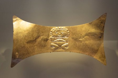 Foto de Hoja dorada antigua con diseño zoomorfo en el centro del museo dorado colombiano - Imagen libre de derechos