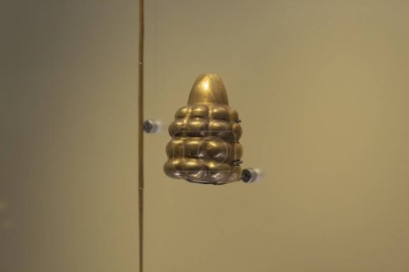 Foto de Pieza dorada indígena con forma orgánica en museo dorado colombiano - Imagen libre de derechos