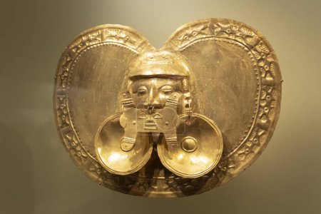 Foto de Pectoral de oro de la civilización precolombina colombiana en el museo de oro - Imagen libre de derechos