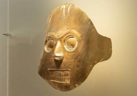 Foto de Máscara de oro indígena precolombino en museo dorado - Imagen libre de derechos