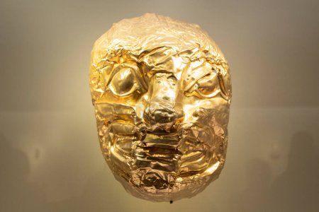Foto de Antigua máscara de oro indígena que representa una cara de jaguar en el museo de oro - Imagen libre de derechos
