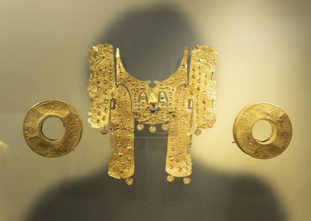 Foto de Hermosas piezas de oro de un cacique que representa un jaguar con anillo en la nariz y ampliaciones de orejas en el museo de oro - Imagen libre de derechos