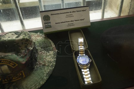 Foto de Primer plano del famoso alias "Mono Jojoy" reloj de mano rolex en la policía del museo - Imagen libre de derechos
