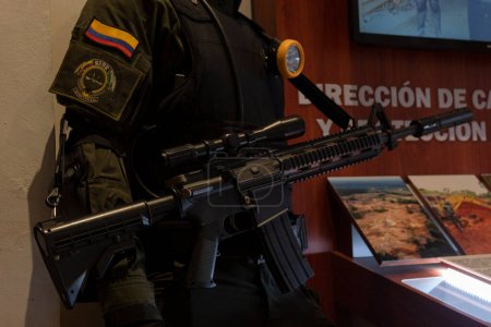 Foto de Primer plano de un rifle M4 de las fuerzas especiales de la policía ambiental colombiana en el museo de la policía - Imagen libre de derechos