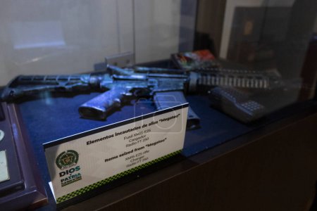 Foto de Alias "MEGATEO" rifle criminal en museo de la policía colombiana - Imagen libre de derechos