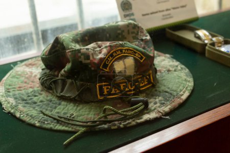 Foto de Alias "Mono Jojoy" famoso sombrero militar miembro guerrillero de las FARC en museo de la policía colombiana - Imagen libre de derechos