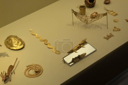 Foto de Hermosas pequeñas piezas de representación animal de oro de la cultura muisca en el museo de oro - Imagen libre de derechos