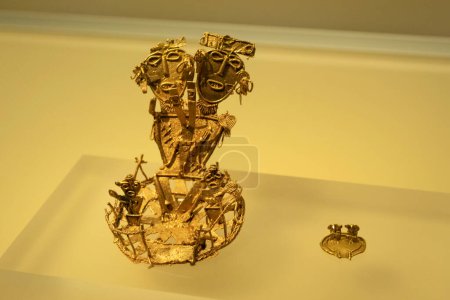 Foto de Hermosa antigua cultura muisca pieza de oro en el museo de oro - Imagen libre de derechos
