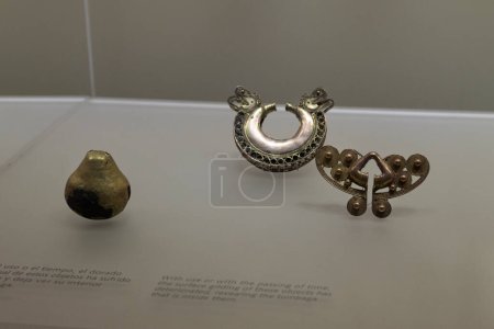 Foto de Antiguos anillos de nariz piezas con aleación de oro en el museo de oro - Imagen libre de derechos