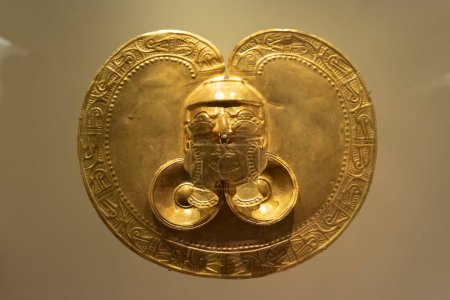 Foto de Antigua cultura indígena colombiana pectoral de oro en el museo de oro - Imagen libre de derechos