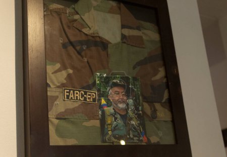 Foto de Un marco con el uniforme guerrillero de Raúl Reyes en el museo de la policía - Imagen libre de derechos