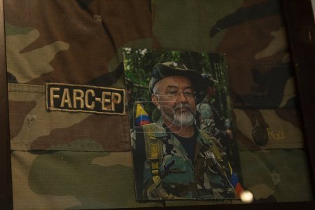Foto de Primer plano de un uniforme militar de Raúl Reyes FARC Guerrilla con un retrato en un marco en el museo de la policía colombiana - Imagen libre de derechos