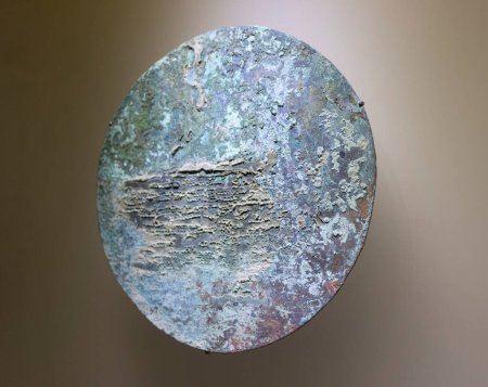 Foto de Rusty redondeado gran medallón en el museo de oro escaparate - Imagen libre de derechos
