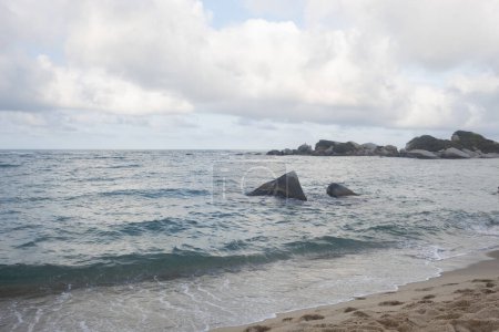 Foto de Hermosa escena de atardecer azul con montañas rocosas y piedras grandes en el mar caribeño visto desde un paisaje de playa - Imagen libre de derechos
