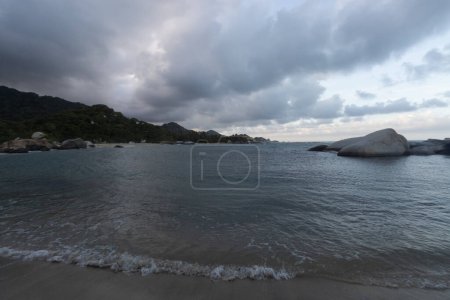 Foto de Playa de Arrecife azul violeta paisaje de anochecer con el mar caribeño tranquilo y montañas de la selva en el fondo - Imagen libre de derechos