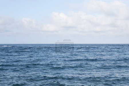 Foto de Hermoso paisaje de textura oceánica atlántica azul profundo con cielo azul nublado - Imagen libre de derechos