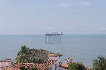 Téléchargez les photos : Grand navire de charbon arrivant au port colombien de Santa marta par temps ensoleillé - en image libre de droit