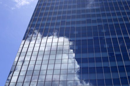 Téléchargez les photos : Reflet du ciel bleu et du nuage sur le bâtiment en verre - en image libre de droit