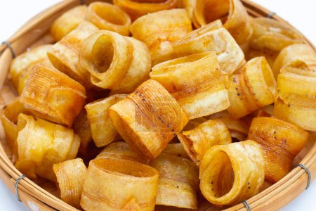 Téléchargez les photos : Crispy banana chip rolls. Fruit snack - en image libre de droit