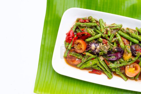 Téléchargez les photos : Salade épicée de haricots longs. Alimentation thaïlandaise - en image libre de droit