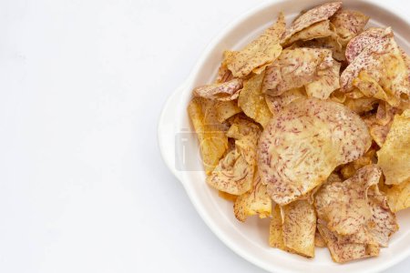 Foto de Chips de taro crujientes sobre fondo blanco. - Imagen libre de derechos