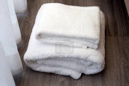 Stapel weißer Handtücher, Badetuch