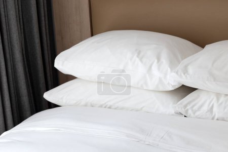 Foto de Cama con almohadas blancas en el dormitorio - Imagen libre de derechos