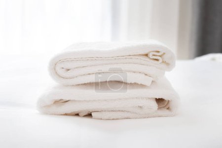 Foto de Montón de toallas blancas, Toalla de baño - Imagen libre de derechos
