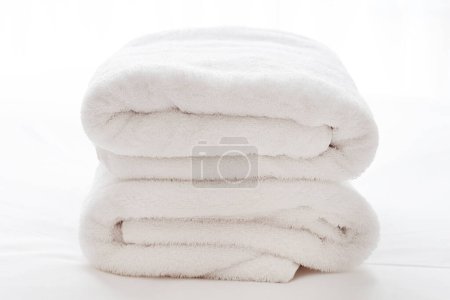 Téléchargez les photos : Lot de serviettes blanches, Serviette de bain - en image libre de droit