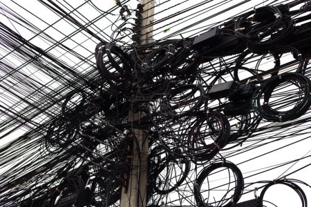 Foto de Muchos cables eléctricos están enredados en un poste eléctrico. - Imagen libre de derechos