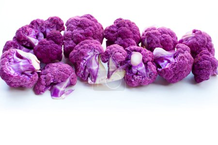 Foto de Coliflor púrpura sobre fondo blanco. - Imagen libre de derechos