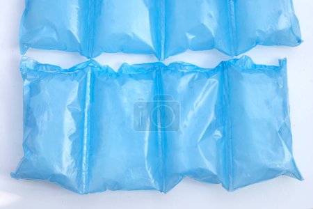 Foto de Cojín de aire azul bolsas de plástico de embalaje - Imagen libre de derechos