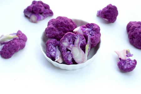 Foto de Coliflor púrpura sobre fondo blanco. - Imagen libre de derechos