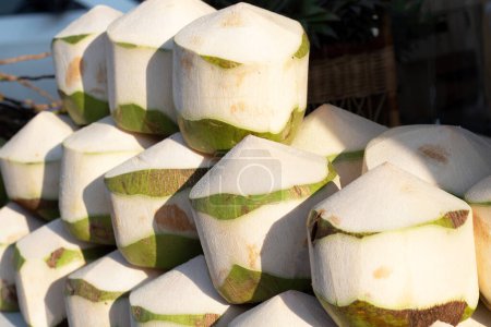 Téléchargez les photos : Noix de coco fraîches sur le marché - en image libre de droit