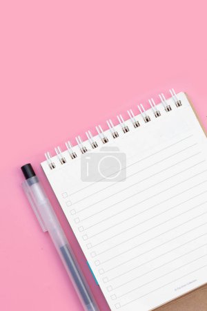 To do-Liste Notizbuch mit Stift. Kopierraum