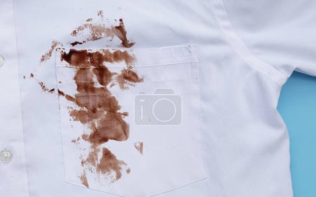 Téléchargez les photos : Sale tache de choclate sur chemise blanche - en image libre de droit