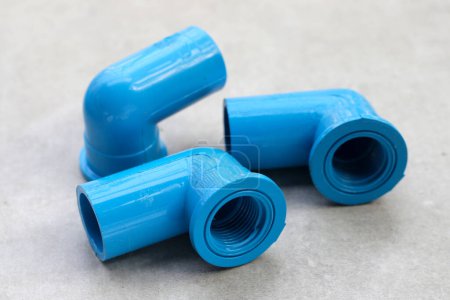Blaue PVC-Rohrverbindungen für Klempnerarbeiten.