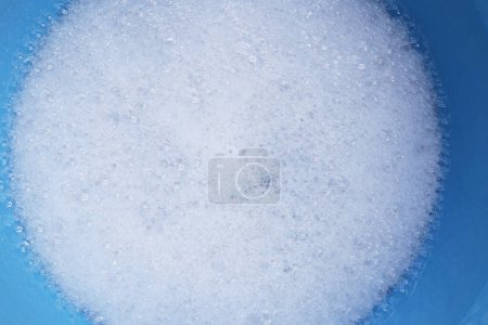 Téléchargez les photos : Détergent dissous à l'eau avec bulle de mousse blanche dans le bassin bleu - en image libre de droit