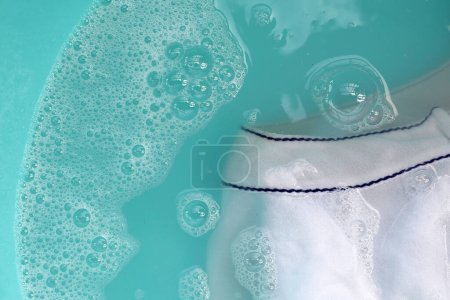Téléchargez les photos : Tremper un chiffon avant de laver, chiffon blanc - en image libre de droit