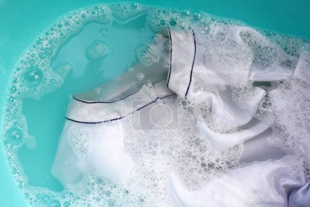 Téléchargez les photos : Tremper un chiffon avant de laver, chiffon blanc - en image libre de droit