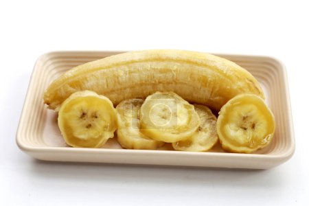 Foto de Rodajas de plátano sobre fondo blanco. - Imagen libre de derechos